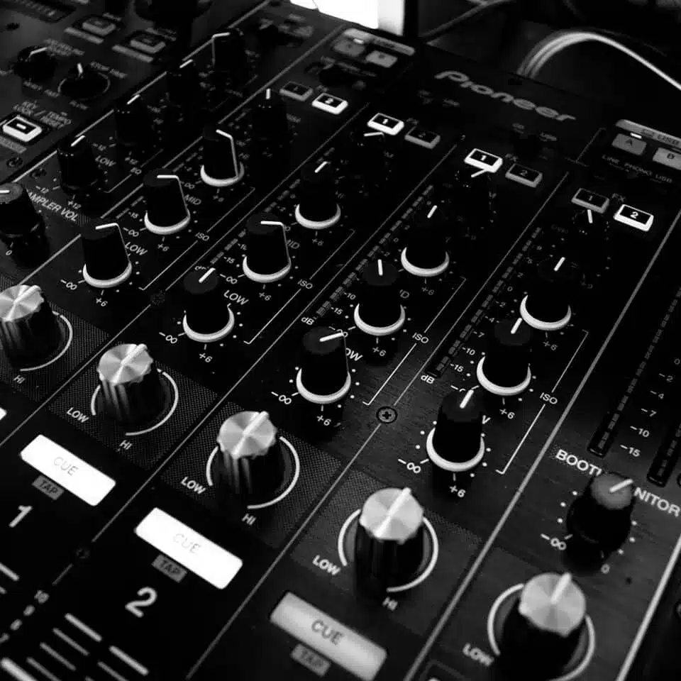 DJ